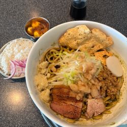 パラクマサラまぜそば大盛炙りベーコンうずら