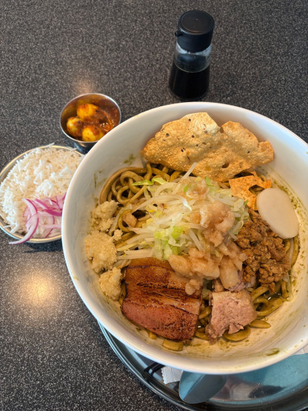 「パラクマサラまぜそば大盛炙りベーコンうずら」@Hasuna SPICE RAMEN & Indian CURRYの写真