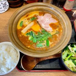 モツカリーラーメン(大辛)(1280円)/たっぷり野菜（少なめ)