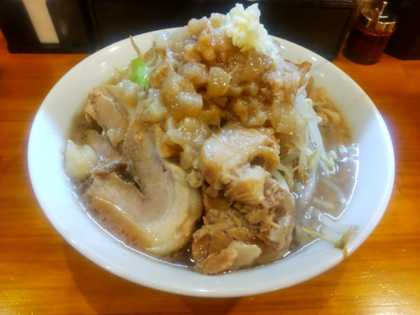 「ラーメン並盛り（300g）950円」@らーめん豚二 上板橋本店の写真
