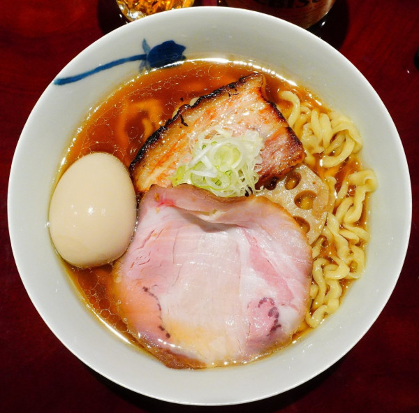 「醤油（中太手もみ麺）＋味玉＋エビスビール（中瓶）」@麺 みつヰの写真