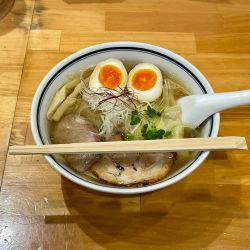くろおびラーメン・塩(1300円)/大盛(100円)