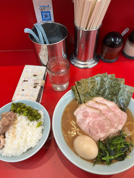 「上ラーメン中盛硬濃、ライス」@横浜ラーメン 武蔵家 三鷹店の写真