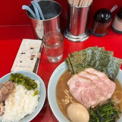上ラーメン中盛硬濃、ライス