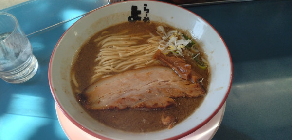 「ﾄﾝｺﾂ煮干らーめん」@らーめん よし丸の写真