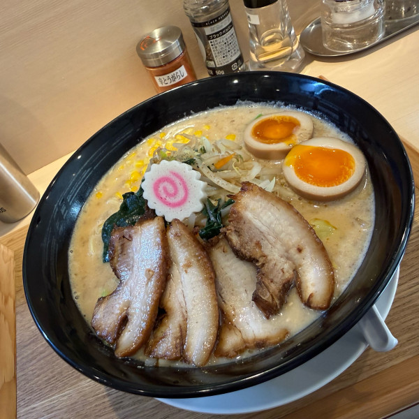 「山盛やさい‼︎北海道特製みそラーメン」@チャーシュー麺専門店 中華そば ピースの写真