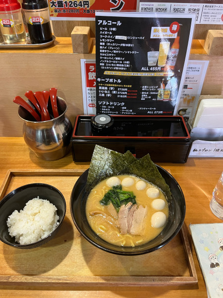 「ラーメンうずら増し硬濃、小ライス」@横浜家系ラーメン翔 湯河原店の写真