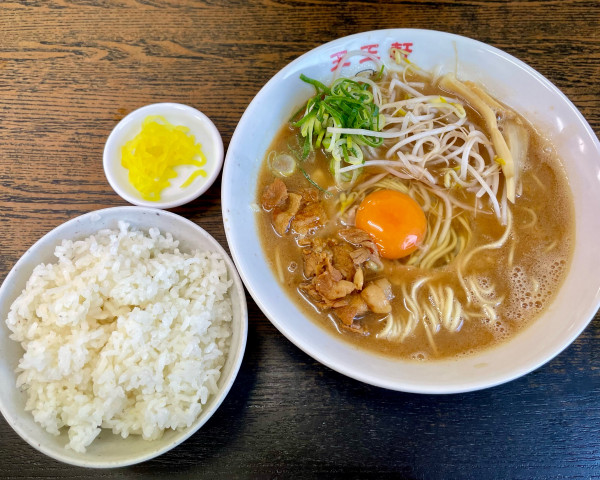 「支那そば 玉子入り(並)/めし(小)」@支那そば 王王軒 本店の写真