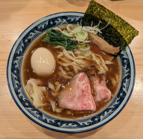 「中華そば+味付たまご（平打、麺少なめ、1450円）」@自家製麺 ロビンソンの写真