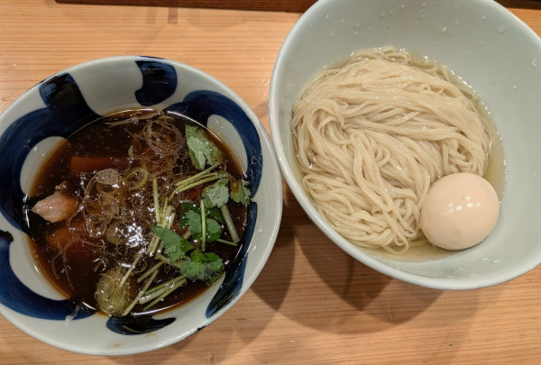 「つけ麺+味付たまご（細麺、麺少なめ、1350円）」@自家製麺 ロビンソンの写真