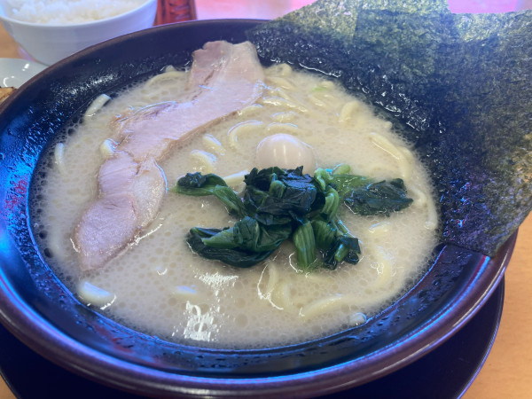 「塩ラーメン 🉐クーポン餃子 ランチタイムサービスライス」@横浜家系ラーメン 宮本商店 ひたちなか店の写真