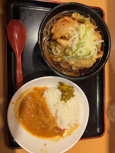 「特大かき揚げそば半カレーセット」@よもだそば 新宿西口店の写真