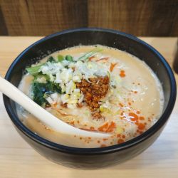 白湯担々麺（麺大盛）