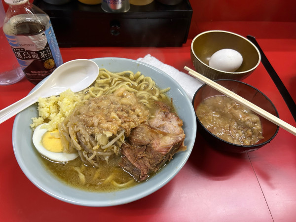 「ラーメン少なめ+ブタカスアブラ+生卵」@ラーメン富士丸 東浦和店の写真