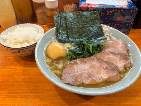 「全部のせとんこつしょうゆ1100円大盛150円ライス100円」@横浜家系らーめん 志の写真