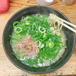 ラーメン（700円）、替玉（100円）