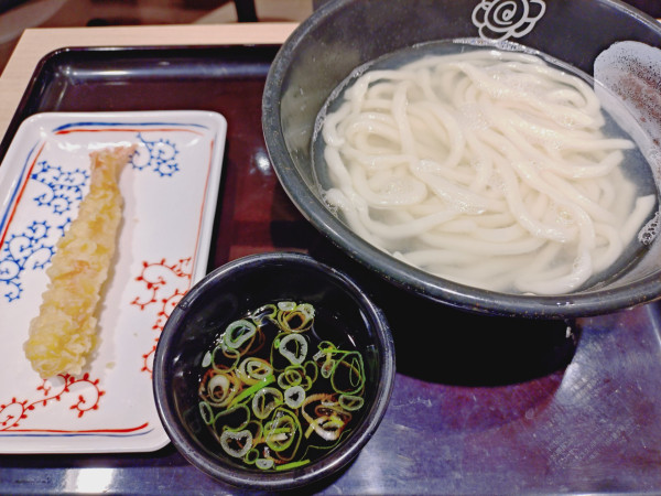 「釜あげ（小）＋大海老天（２００円）＝６２０円」@はなまるうどん 新宿NSビル店の写真