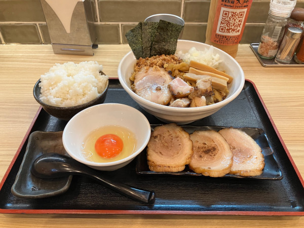 「油そば大　炙りチャーシュー　ライス」@つけ麺大輝の写真