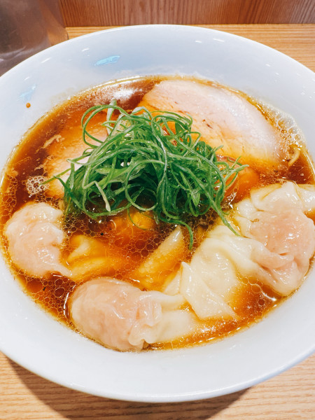 「海老ワンタン炭火焼き焼豚醤油らぁ麺」@中村麺三郎商店の写真