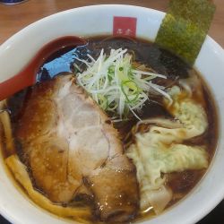 ブラックワンタンメン+麺多め