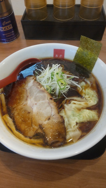 「ブラックワンタンメン+麺多め」@麺や 壱虎の写真