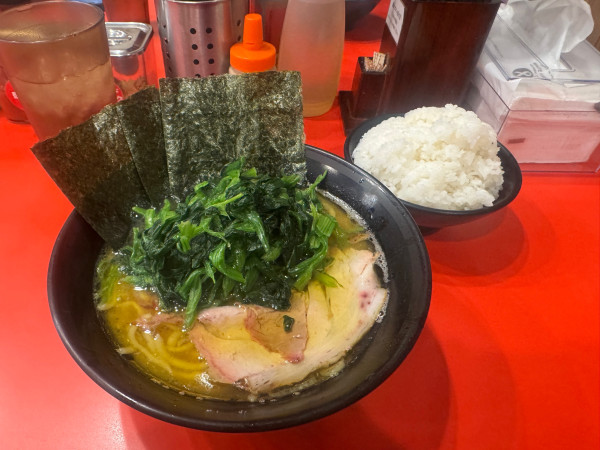 「ラーメンほうれん草」@横浜家系総本山 吉村家直系店 ラーメン内田家の写真