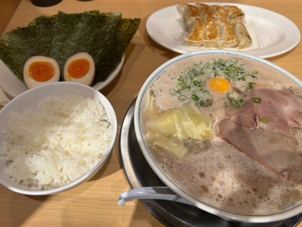 「月見ワンタン麺＋海苔＋味玉＋ライス＋餃子」@三代目 博多 だるま アクアシティお台場店の写真