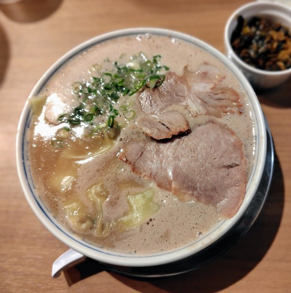 「ワンタンメン 1100円替玉150円高菜100円」@三代目 博多 だるま アクアシティお台場店の写真