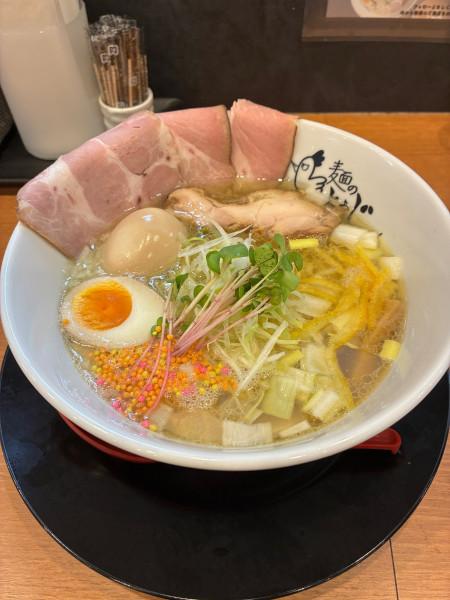 「鶏節極塩らーめん+味玉+チャーシュー」@麺のようじ 松山店の写真