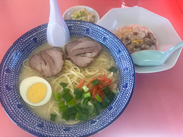 「博多の味豚骨ラーメン・半チャーハン」@五十番の写真