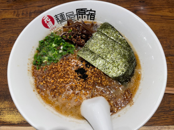 「とんこつ（黒）ラーメン　￥９６０」@元祖 麺屋 原宿 名古屋金山店の写真
