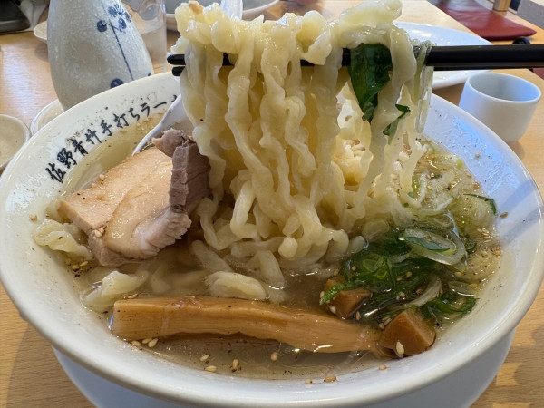 「塩ラーメン950円+焼き餃子(5ヶ)630円+冷酒」@佐野青竹手打ちラーメン 大和の写真
