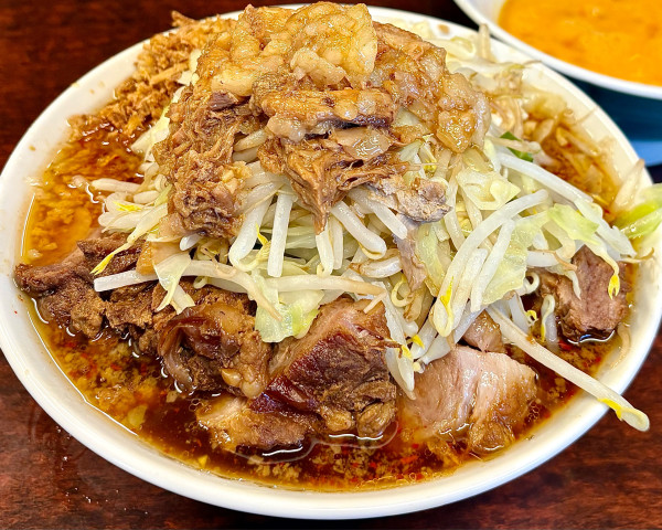 「ぶた小辛いラーメン ニンニク ヤサイ アブラ 生たまご×3」@ラーメン二郎 めじろ台店の写真