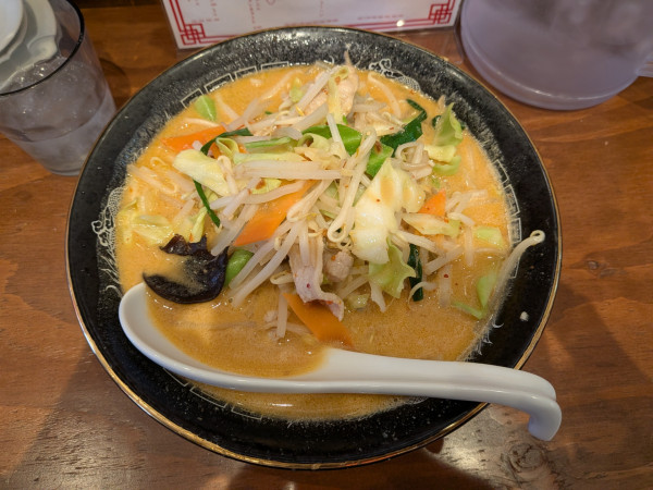 「飯店の辛味噌ラーメン、大盛」@麺飯食堂 新ゆり飯店の写真
