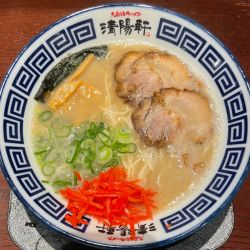 屋台仕込みラーメン 880円（カタ）+ 紙エプロン 0円