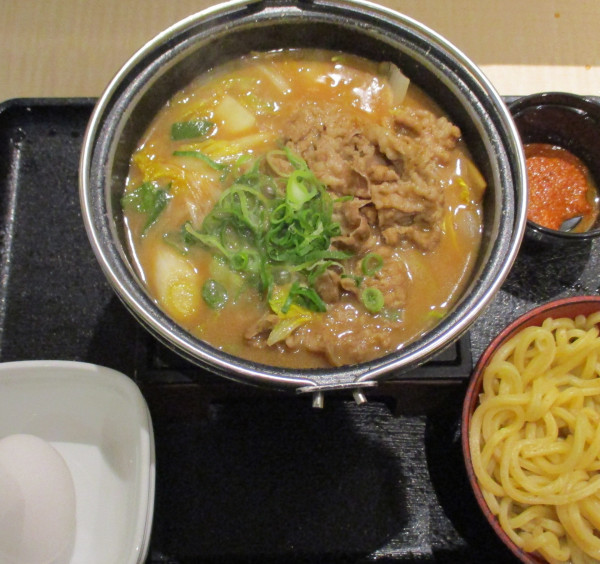 「とんこつ牛肉玉ラーメン鍋　899円」@吉野家 恵比寿駅前店の写真