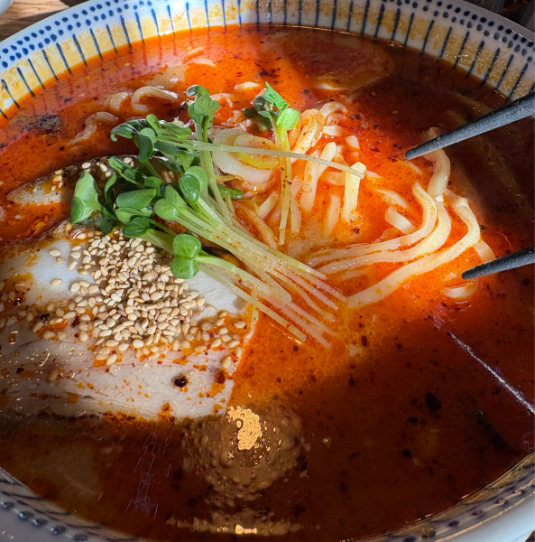 「赤ラーメン大盛　太麺＋くまごはん」@野田醤油ラーメン 麺屋あじくま 柏インター店の写真