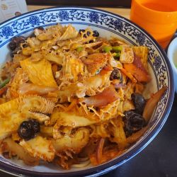 西安風豚ガツ麺