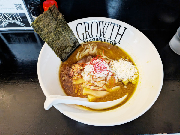 「煮干しカレーらぁ麺（1,000円）＋替麺1玉（140円）」@麺処GROWTHの写真