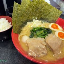 赤盛りラーメン醤油(1150円)硬め多め、無料ライス