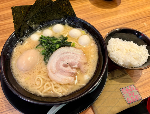 「味玉ラーメン並＋うずら増し」@池袋商店 2号店の写真