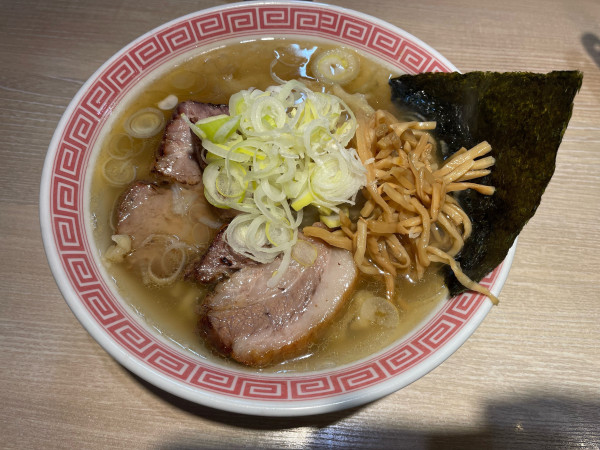「肩ロースラーメン　塩」@まるえ中華そばの写真