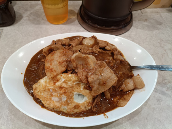 「スタミナカレー　ヤキ　　980円」@スタミナカレーの店 バーグ 川崎店の写真