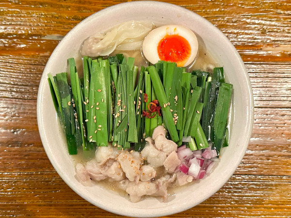 「★＜期間限定＞黒毛和牛のもつにらあ(塩)🍜¥2,000」@Homemade Ramen 麦苗の写真
