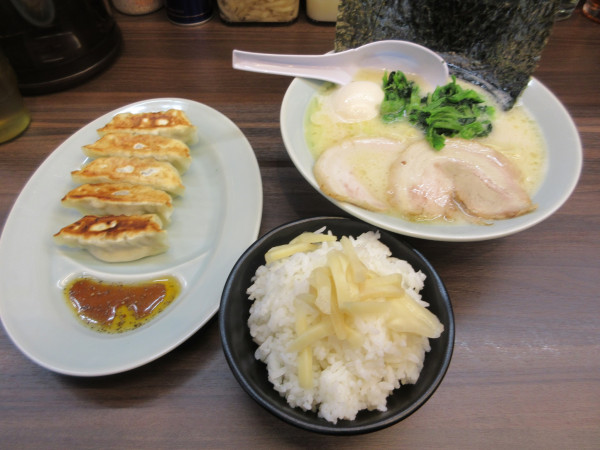 「魂心塩（９８０円）＋餃子３５０円」@つくば魂心家の写真