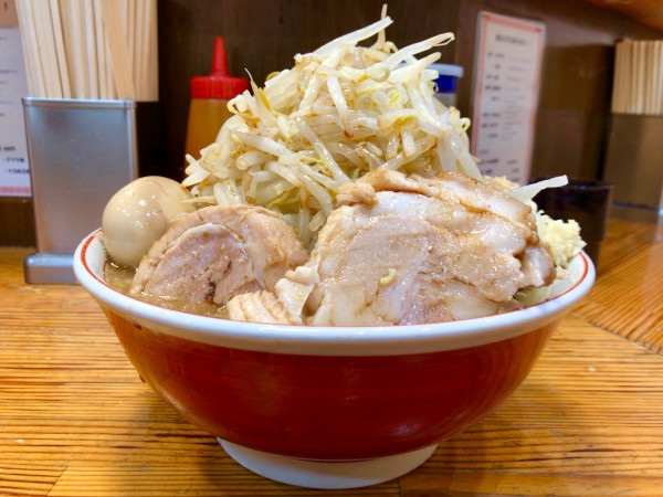 「少ラーメン　味玉　1120円」@ラーメン神豚 横須賀中央店の写真