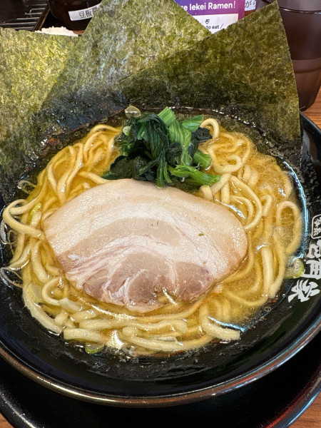 「ラーメン醤油」@横浜家系ラーメン 壱角家 新宿5丁目店の写真