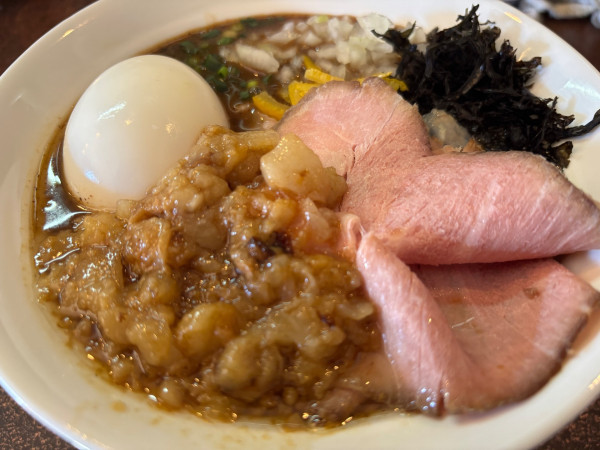 「チャーシュー味玉背脂濃厚煮干(宗田節×鯖)限定（1820円）」@2番ライト 煮干男の写真