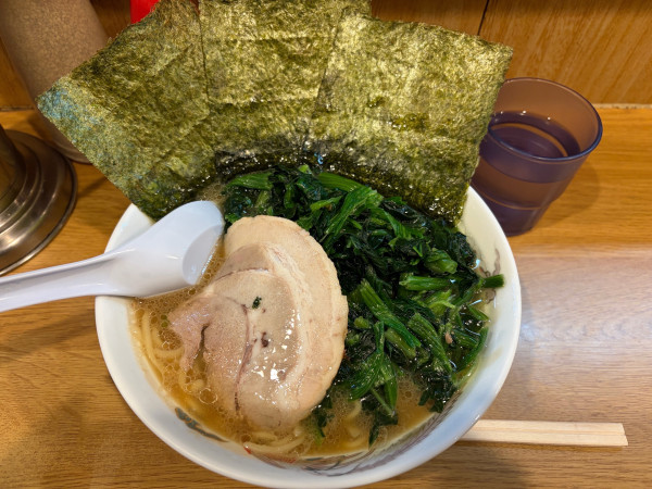 「ラーメン固め　ほうれん草トッピング」@たかさご家 関内店の写真