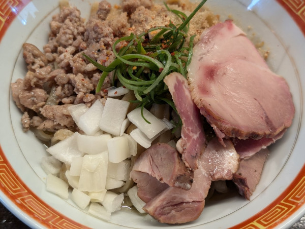 「限定燻製脂のまぜそば」@麺や一芯の写真